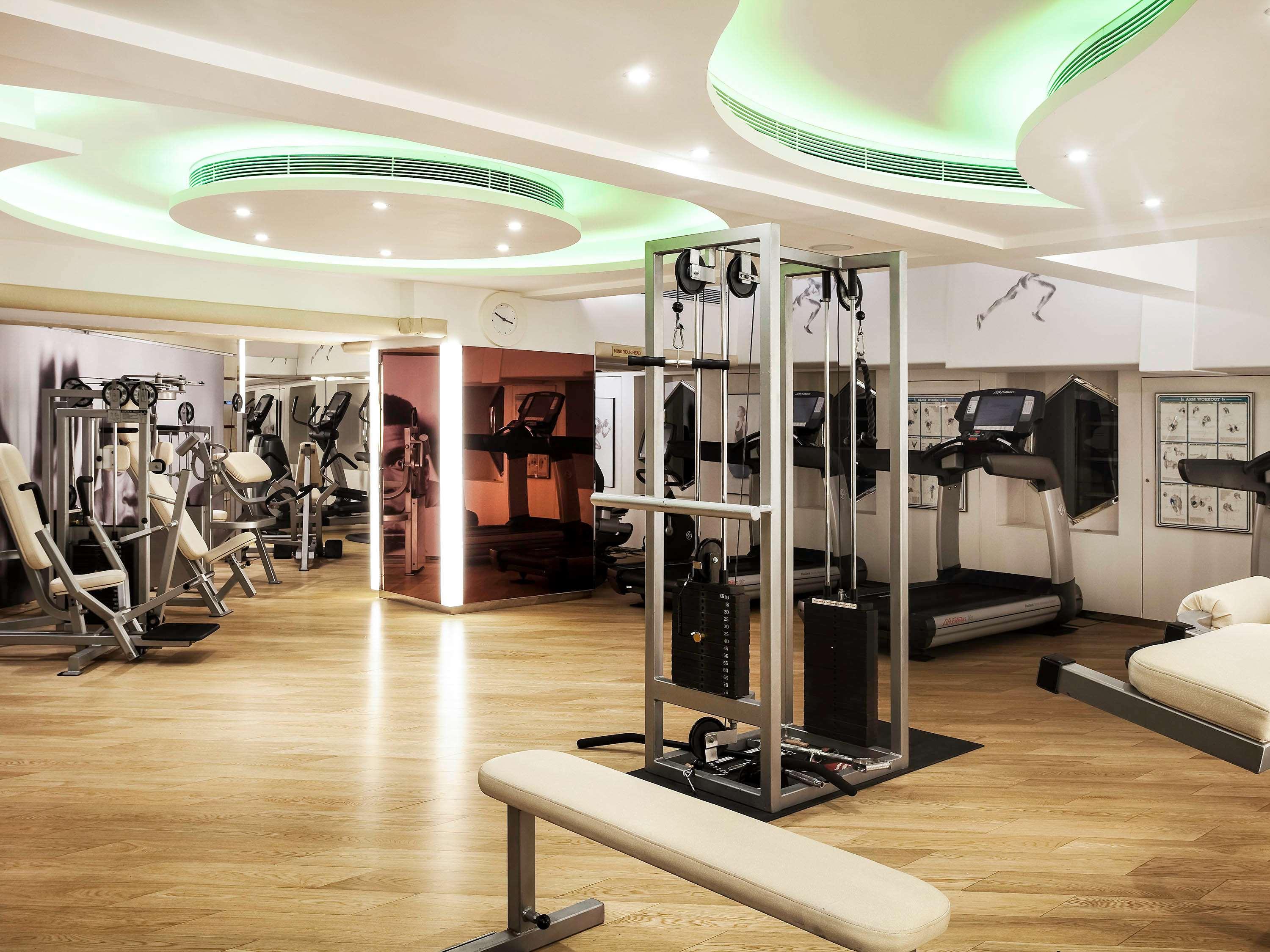 香港柏宁铂尔曼酒店 外观 照片 The gym at the InterContinental London