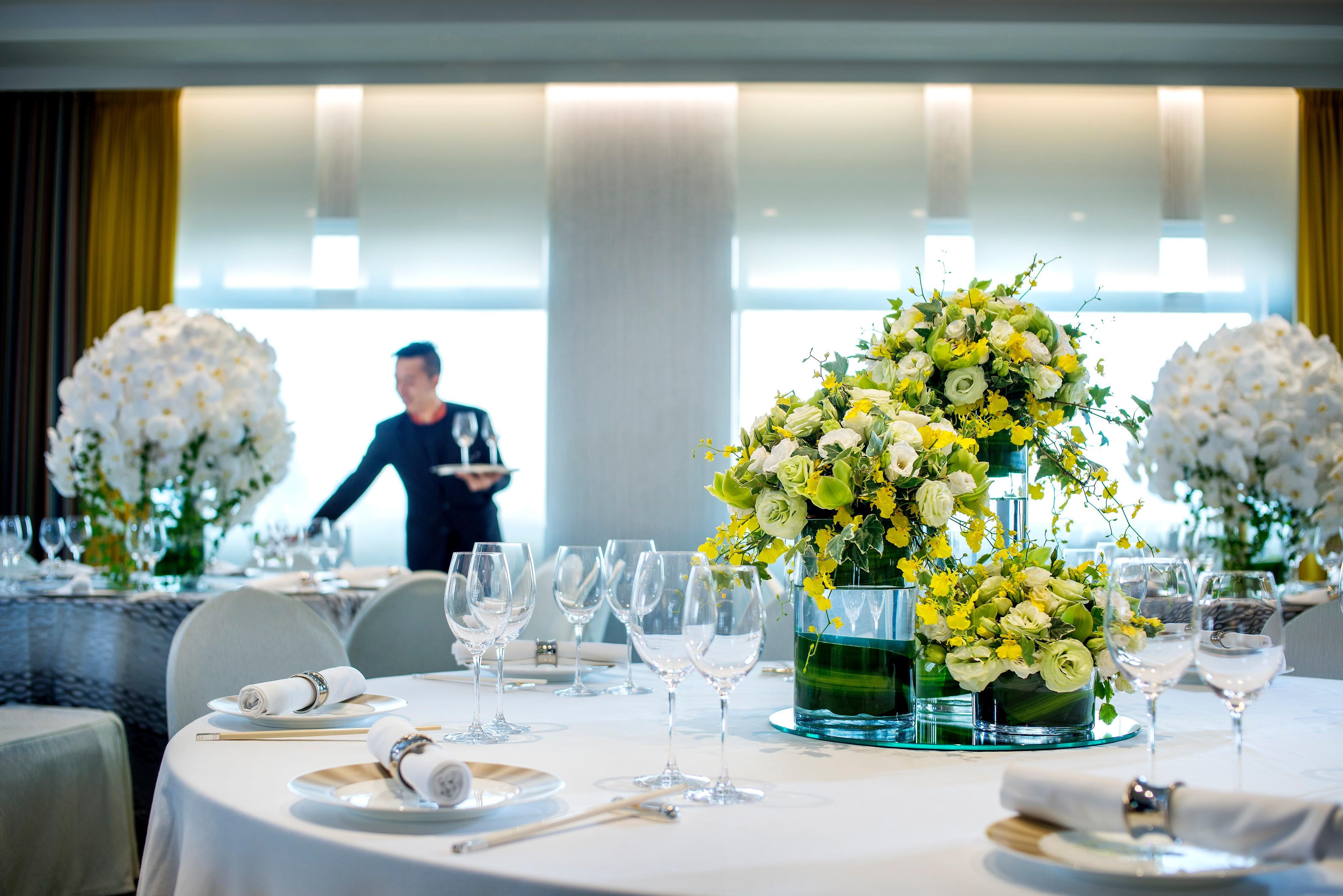 香港柏宁铂尔曼酒店 外观 照片 A table set for a formal dinner