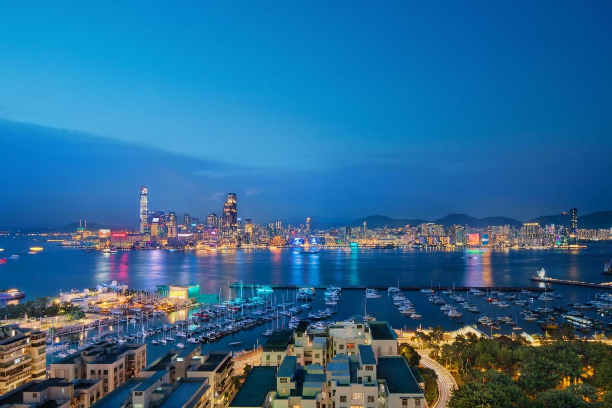 香港柏宁铂尔曼酒店 外观 照片 View of Victoria Harbour from the residential area of Deepwater Bay