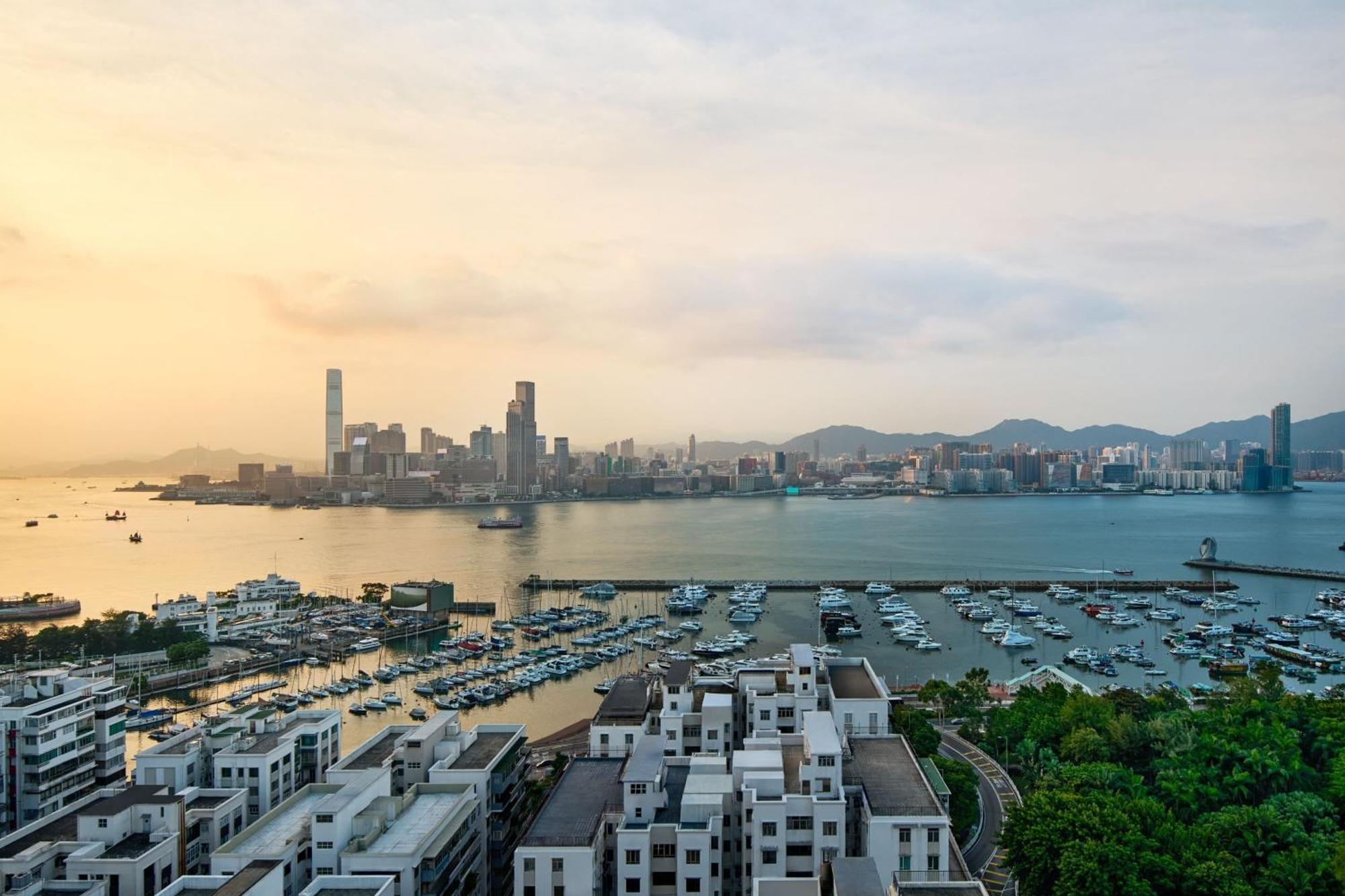 香港柏宁铂尔曼酒店 外观 照片 View of the city from the marina